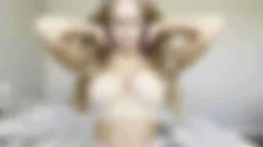 Solo 08.12.2023. Beige unterwäsche. Spiele mit meinen großen titten und schmiere sie mit sahne ein.