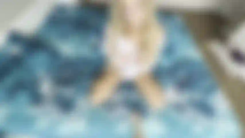 16.08.2023 Solo. Weißes hemd. Lutsche sanft am dildo, während ich in die kamera schaue, ficke mich selbst und lecke den dildo danach sauber.