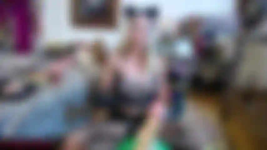 Wichse mit schwarzen handschuhen und spritze auf die titten.