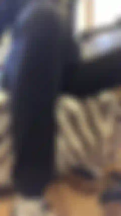 Ich ziehe meine socken für zac aus.