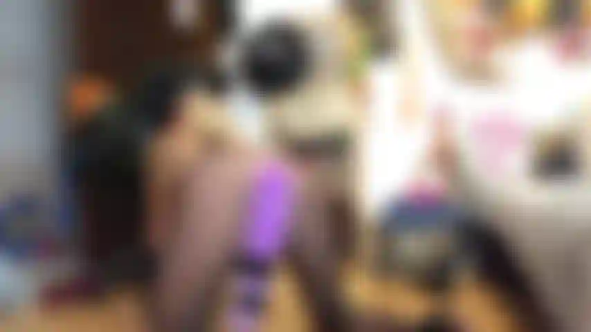 Ich trage ein bodypanty und ein halsband, außerdem fellohren und fellplug! Ich gehe wie eine katze, ich fange einen blowjob an. Sieh mir im doggy zu und reite dann einen großen dildo, der mich zum spritzen bringen wird!!! Viel spaß!!!