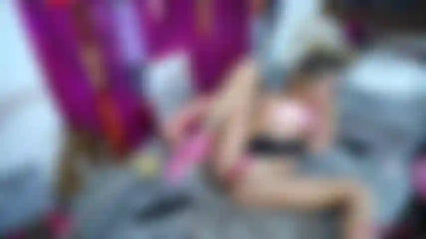 Anal mit großem dildo im doggystyle.