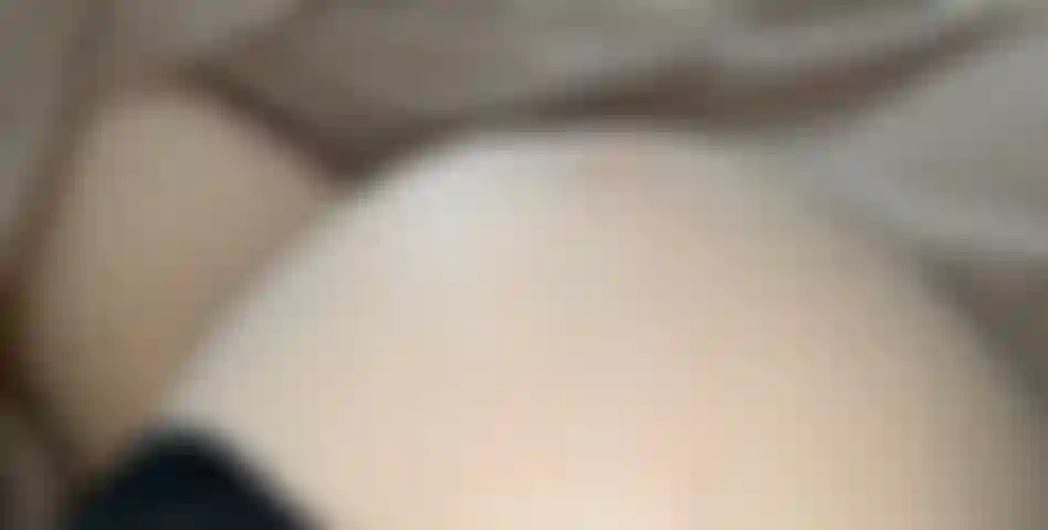 Diese riesige, runde wölbung ist genau das, worüber du heimlich fantasiert hast – gespannte haut, weiche kurven, und so schwer, dass ich sie kaum verbergen kann. Ich habe jedes langsame wiegen, jede sanfte berührung aufgespart, nur damit du mich dabei zusehen kannst, wie ich alles richtig zur schau stelle 😉.