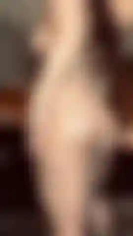 Necke dich mit meinem ganzen eingeölten körper und diesen offenen absätzen.