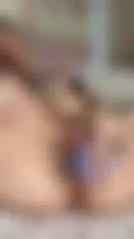 Alien-tentakel-schwanz-stretch und gesichtsausdruck.