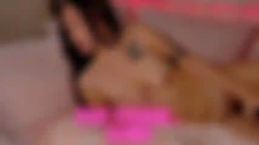 Joi, komm mit mir! Dein liebstes brat-girl, völlig nackt auf meinen rosa laken, wie ich meine tropfend nasse muschi gegen einen kraftvollen wand-vibrator reibe, bis ich in einem sinnlichen orgasmus explodiere. Schau mir zu, wie ich mich für dich reibe und zittere. Ich habe sogar einige anweisungen hinzugefügt, damit du mit mir kommen kannst.