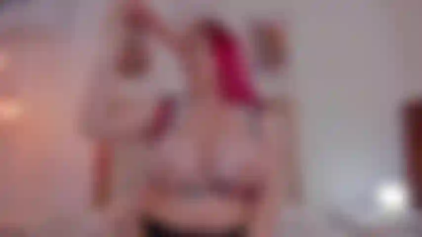 Blowjob mit hübschen klammern an meinen brustwarzen.